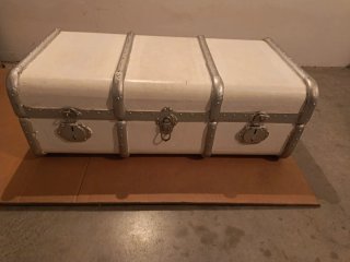 Baúl blanco y plateado