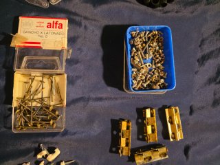 Lote 4-  sujetacables, tornillos y sujeta cortinil