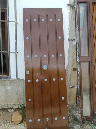 Puerta de hierro exterior marrón