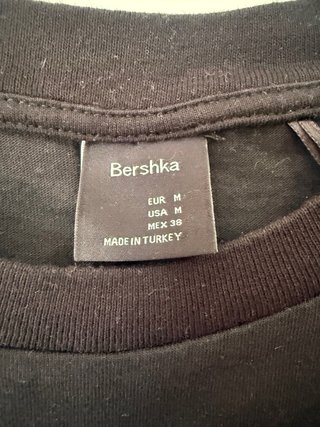 Camiseta negra con estampado