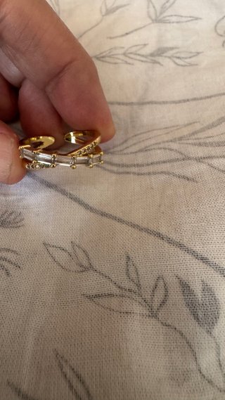 Anillo ajustable dorado con cristales