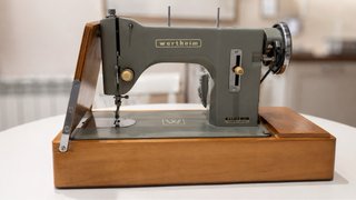 Máquina de coser Wertheim vintage con base madera