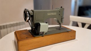 Máquina de coser Wertheim vintage con base madera