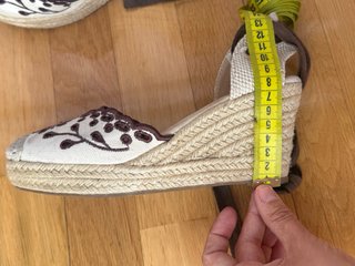 Alpargatas cuña bordadas beige T36
