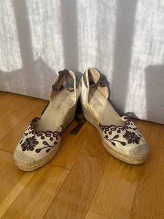 Alpargatas cuña bordadas beige T36