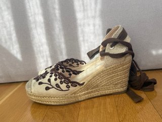 Alpargatas cuña bordadas beige T36