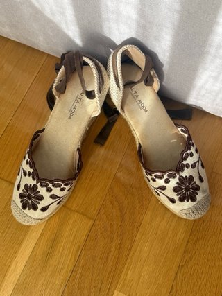 Alpargatas cuña bordadas beige T36