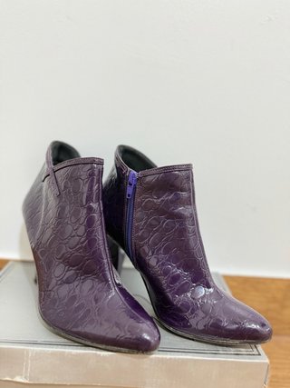 Botines morados efecto piel de cocodrilo