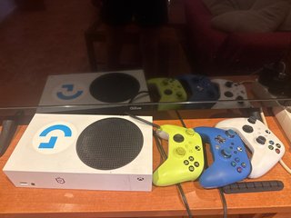 Xbox Series S + 3 controller
