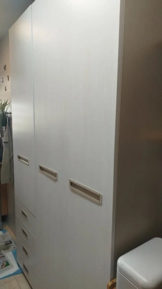 Armario modular beige y blanco