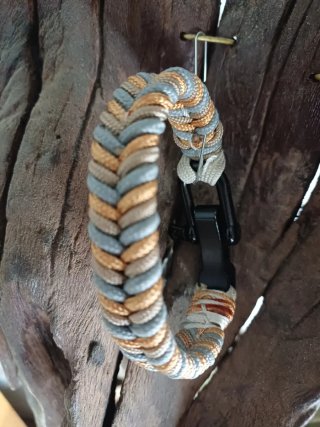 Pulsera trenzada azul y dorada