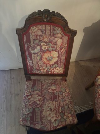 Tresillo antiguo de madera y tela.