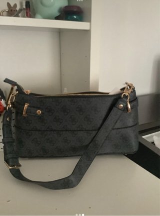 Bolso Guess Gris y Dorado