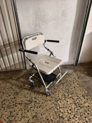 Silla de ruedas para ducha y wc plegable