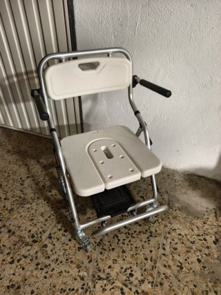 Silla de ruedas para ducha y wc plegable
