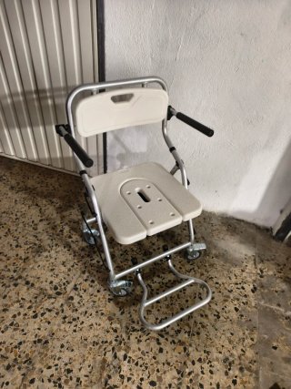 Silla de ruedas para ducha y wc plegable