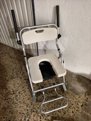 Silla de ruedas para ducha y wc plegable