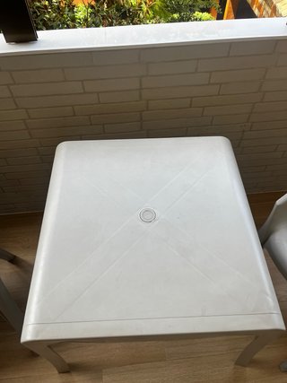 Mesa y 2 sillas de plástico gris