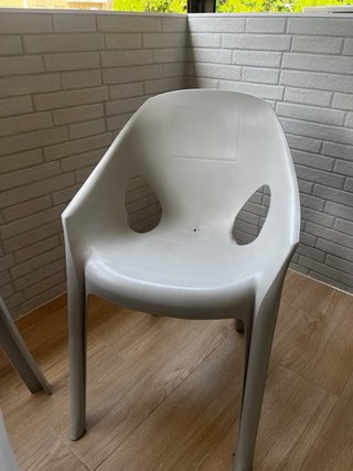 Mesa y 2 sillas de plástico gris