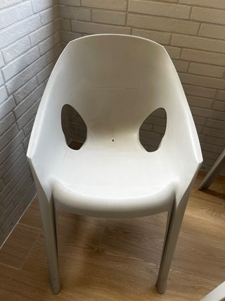 Mesa y 2 sillas de plástico gris