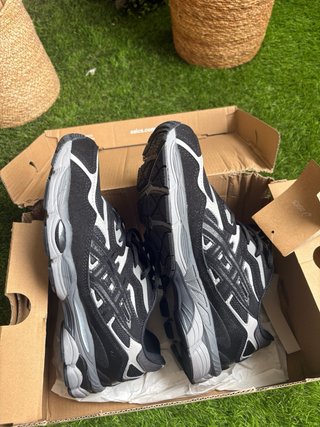 Zapatillas Asics Negras y Grises