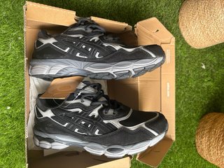 Zapatillas Asics Negras y Grises