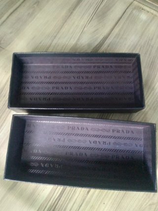 Caja gafas Prada negra vacía