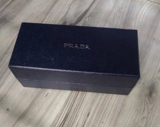 Caja gafas Prada negra vacía
