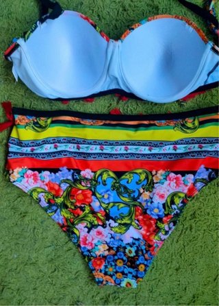 Bikini con borlas y estampado estilo étnico