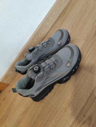 Zapatos de seguridad grises y negros