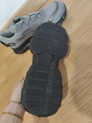 Zapatos de seguridad grises y negros