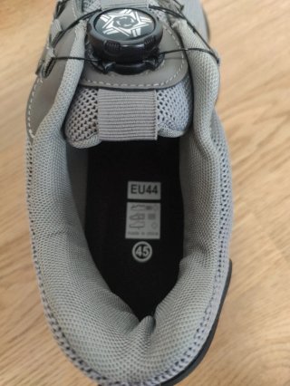 Zapatos de seguridad grises y negros