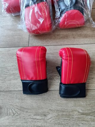 Guantes de boxeo rojos y negros nuevo a estrenar