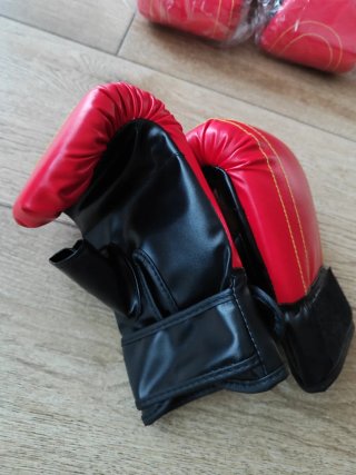 Guantes de boxeo rojos y negros nuevo a estrenar