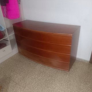 Cómoda de madera para ropa