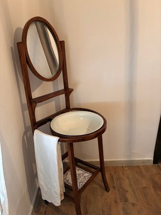 Palancanero de madera con espejo y lavabo