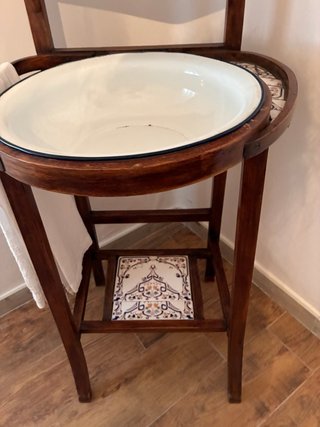 Palancanero de madera con espejo y lavabo