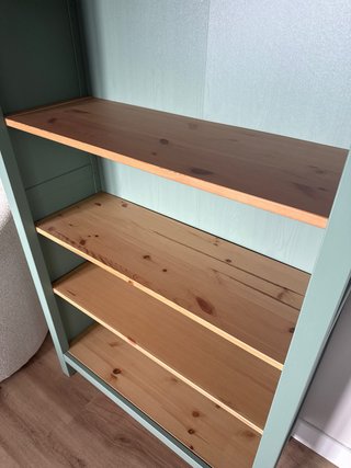 Estantería de madera con baldas
