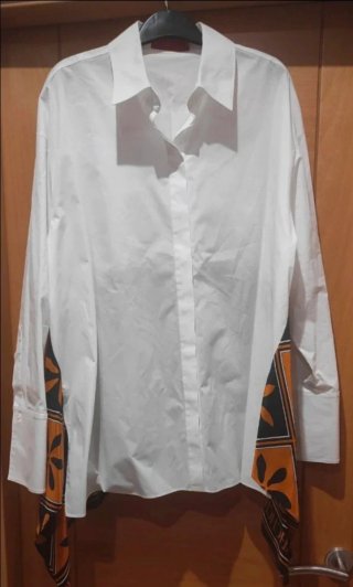 Camisa mujer marca Carolina Herrera.