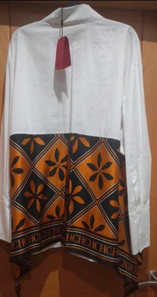 Camisa mujer marca Carolina Herrera.