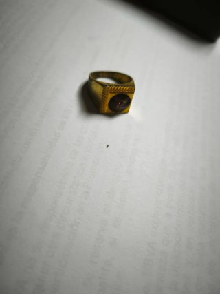 Anillo dorado con circonita morada