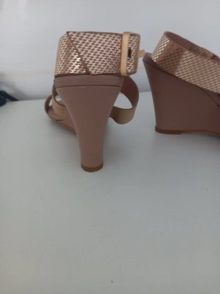 Sandalias de cuña doradas Hannibal Laguna