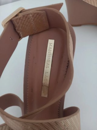 Sandalias de cuña doradas Hannibal Laguna
