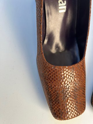 Zapatos de tacón piel serpiente marrones con bolso