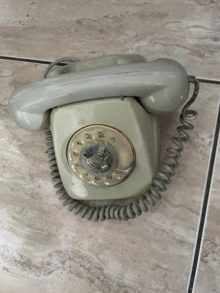 Teléfono antiguo de disco beige