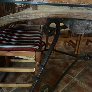 Mesa de forja y trillo con tapa de cristal