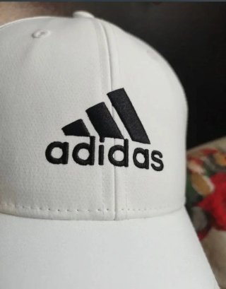 Gorra de Adidas Blanca, Nueva con Etiquetas