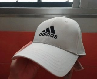 Gorra de Adidas Blanca, Nueva con Etiquetas