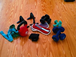 Lote pesas, elásticos y kettlebell