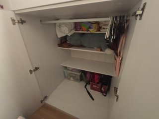 Habitación cama alta con armario y escritorio